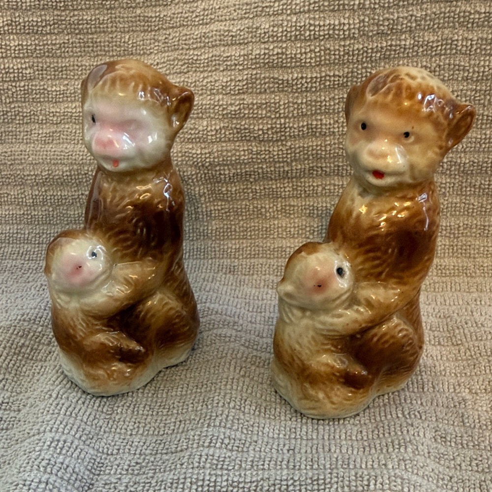 Vintage porcelain Monkeys with baby Figurines
Made in Japan